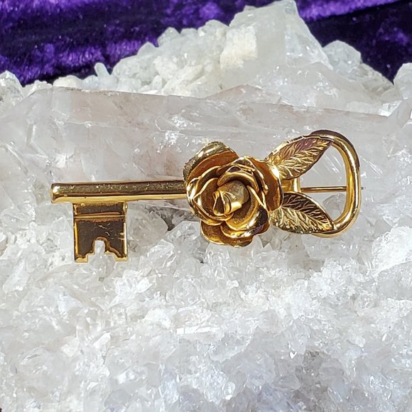 REDUCED!  Skeleton Key with Rose By Coro Brooch/Pin - Picture 3 of 5